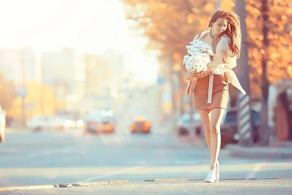 花束を持つ女の子がストリートカーを歩く 都市の景色 花を持つモデルの若い女の子との風景 — ストック写真