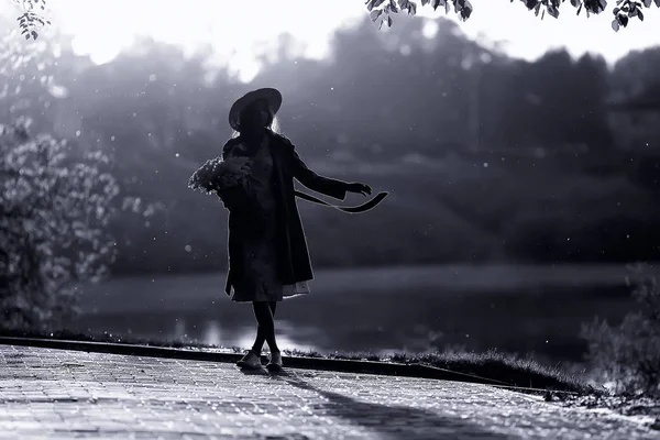 Ευτυχισμένο Ρομαντικό Κορίτσι Ένα Ψάθινο Καπέλο Νεαρό Μοντέλο Ένα Φόρεμα — Φωτογραφία Αρχείου