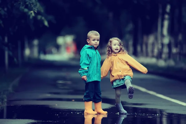 Pojke Och Flicka Barn Höst Promenad Parken Höst Park Regnrockar — Stockfoto