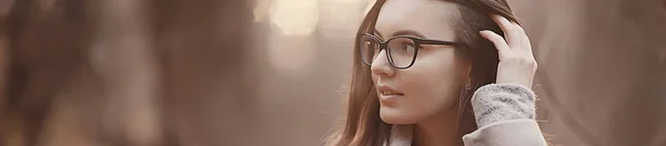 Φθινόπωρο Κορίτσι Γυαλιά Φθινόπωρο Κορίτσι Βλέμμα Διαφανή Γυαλιά Όραση — Φωτογραφία Αρχείου