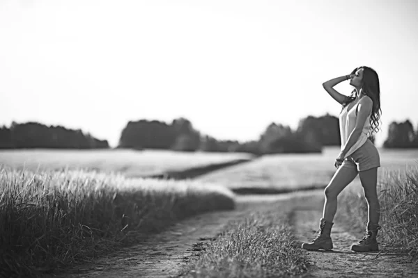 Fată Sexy Într Tricou Într Aspect Câmp Vară Model Sexy — Fotografie, imagine de stoc