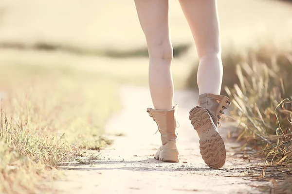 女性腿在夏天徒步旅行靴 走匿名在球场上妇女大鞋女孩 — 图库照片