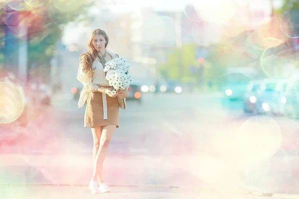 Fille Avec Bouquet Fleurs Promenades Voitures Rue Vue Urbaine Paysage — Photo