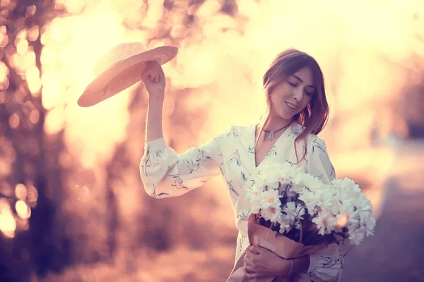 Ragazza Cappello Paglia Ritratto Primavera Libertà Concetto Primavera Vista Modello — Foto Stock