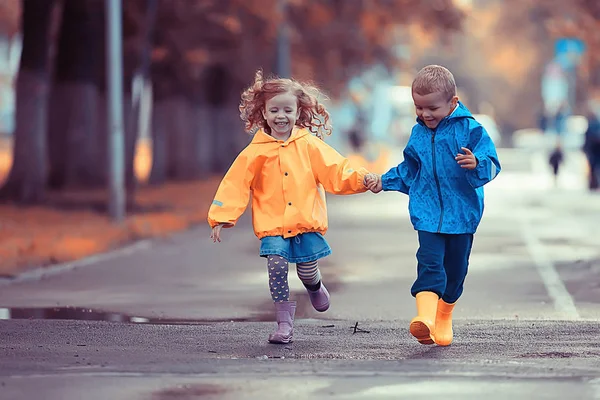 Çocuklar Sarı Sonbahar Parkı Yağmur Eğlenceli Yürüyüş Sonbahar Mevsimlik Manzara — Stok fotoğraf