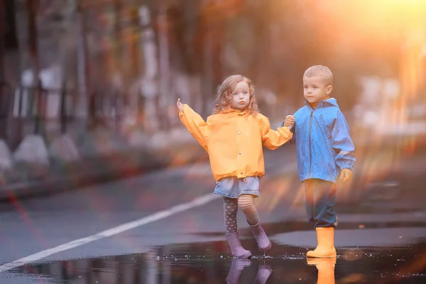 Les Enfants Courent Dans Parc Jaune Automne Pluie Fun Promenade — Photo