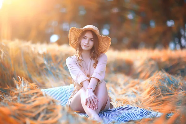 Fată Care Stă Câmp Pălărie Paie Vacanță Vară Odihnă Tânără — Fotografie, imagine de stoc