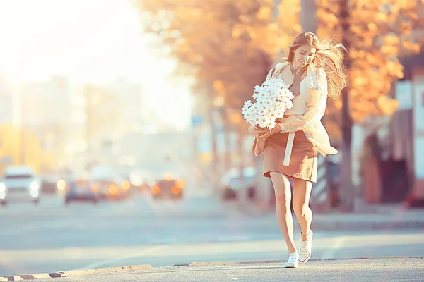 Fille Avec Bouquet Fleurs Promenades Voitures Rue Vue Urbaine Paysage — Photo