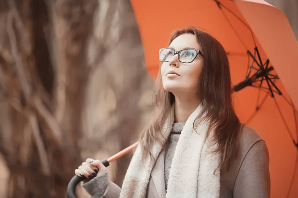 Fiatal Esernyő Ősz Ősz Divatos Megjelenés Modell Esernyő Esős Hideg — Stock Fotó