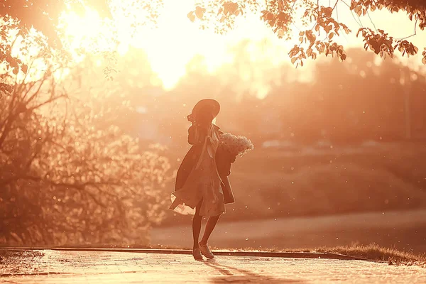 Felice Ragazza Romantica Cappello Paglia Giovane Modella Giorno Estate Vestito — Foto Stock