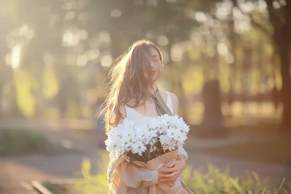 Kız Çiçek Bir Buket Tutan Parkta Bir Yürüyüş Romantik Genç — Stok fotoğraf