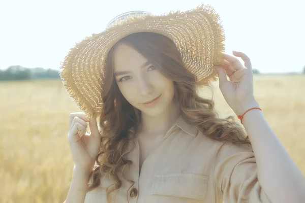黄色い小麦畑の畑に麦わら帽子をかぶった少女の夏の肖像 プロヴァンスの素朴なロマンス — ストック写真