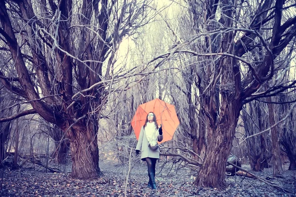 Ung Kvinna Paraply Höst Höst Trendig Look Modell Med Paraply — Stockfoto