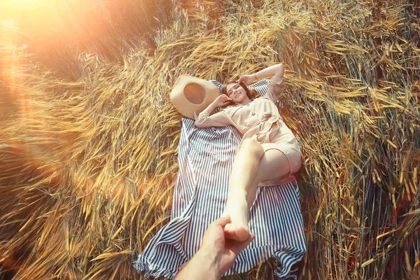 Mädchen Liegt Einem Weizenfeld Von Oben Gesehen Sommerurlaub Entspannung Freiheit — Stockfoto