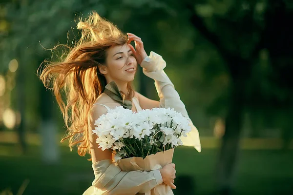 Ragazza Felice Con Fiori Città Foto Estate Giovane Bella Ragazza — Foto Stock