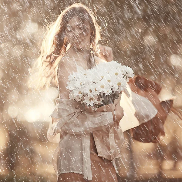 Kız Çiçek Bir Buket Tutan Parkta Bir Yürüyüş Romantik Genç — Stok fotoğraf