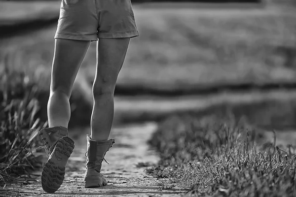夏のトレッキングブーツの女性の足 フィールド女性大きな靴の女の子に匿名で歩く — ストック写真