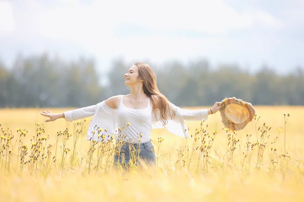 Glückliches Mädchen Herbst Feld Mit Stacheln Landschaft Erwachsene Junge Mädchen — Stockfoto