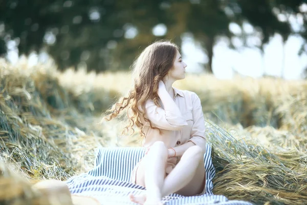 Ung Lycklig Europeisk Modell Sommarsemester Promenad Naturen Sommar Landskapet Vuxen — Stockfoto