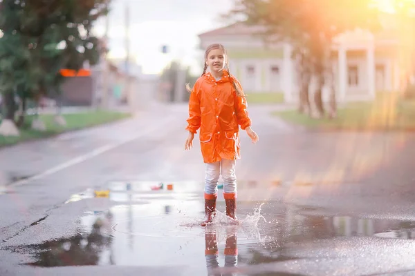 雨の中の女の子の肖像画 秋の肖像画 小さな女の子は雨コートの雨の天気を落とします — ストック写真