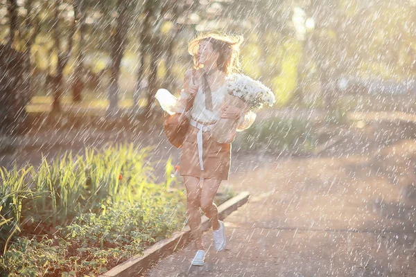 Été Pluie Romance Fille Bonheur Météo Pluie Humeur Été Heureux — Photo