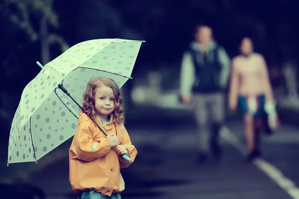 Маленька Дівчинка Парасолькою Маленькою Дитиною Дощова Осіння Прогулянка Мокра Погода — стокове фото