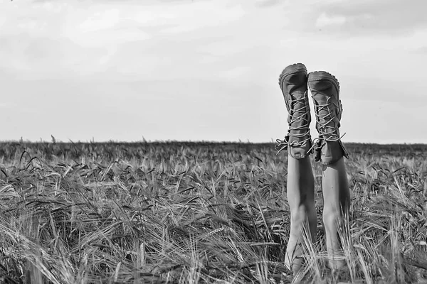 Dívka Leží Poli Svými Nohama Botách Nohách Terénu Pojetí Volného — Stock fotografie