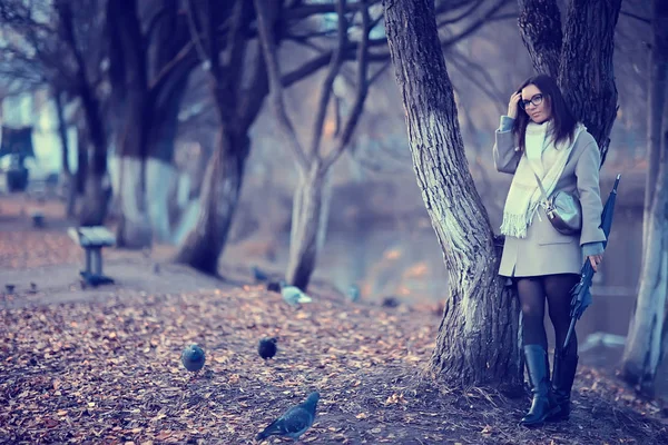 Podzimní Stresové Děvče Osamělé Děvče Parku Říjnový Pohled Krajina Ženou — Stock fotografie