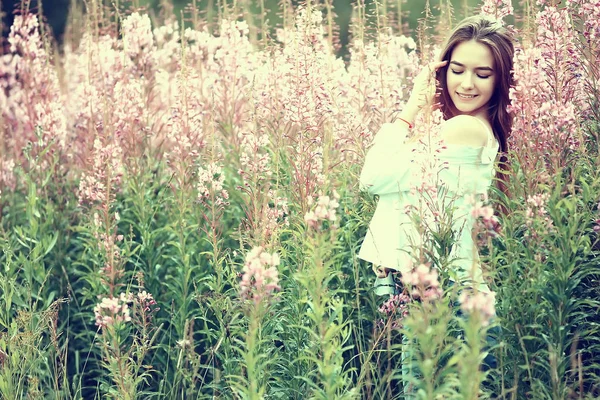 Roze Bloemen Meisjes Model Mooie Glamoureuze Mode Model Het Veld — Stockfoto