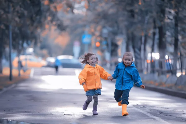 Enfants Courir Imperméables Parc Été Pluie Marcher Frère Soeur Enfants — Photo