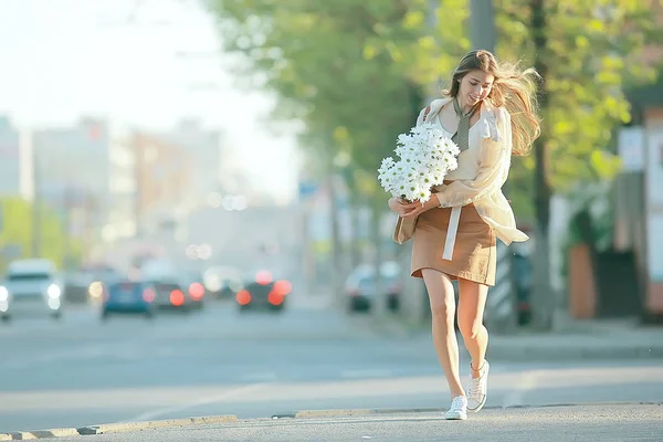 Lycklig Tjej Med Blommor Staden Sommar Foto Ung Vacker Flicka — Stockfoto