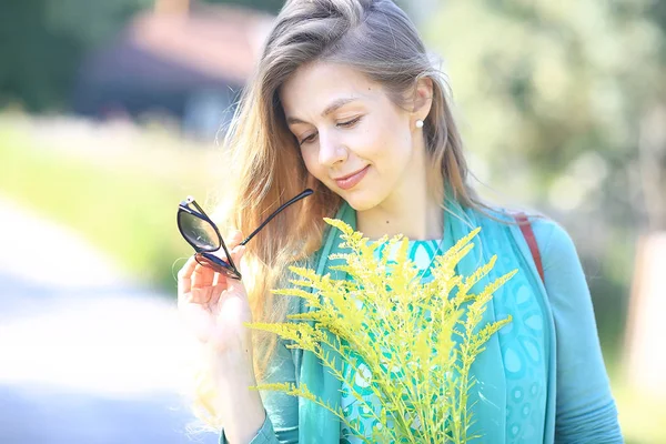 Allegra Bionda Occhiali Sole Giovane Bella Ragazza Occhiali Sole Sguardo — Foto Stock