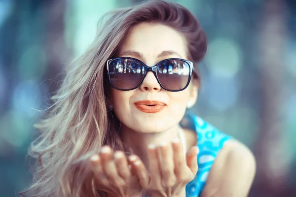 Веселая Блондинка Солнечных Очках Молодая Красивая Девушка Солнцезащитные Очки Женщина — стоковое фото