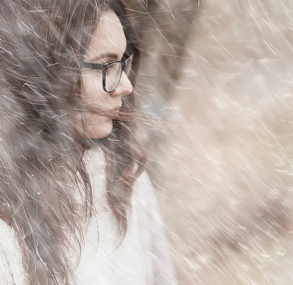 秋の雨滴モデル 女の子の秋の外観 風の中で水しぶきや雨滴 市内の10月 — ストック写真