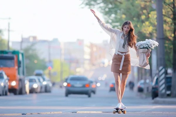 Menina Montando Skate Cidade Modelo Jovem Adulto Menina Rua Pleno — Fotografia de Stock