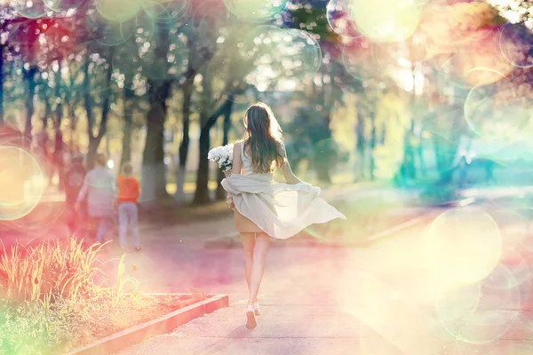 Ragazza Lascia Vista Dalla Parte Posteriore Estate Città Separazione Sentimenti — Foto Stock