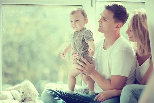 Mama Tata Dziecko Maluch Siedzi Oknie Młoda Rodzina Nowym Mieszkaniu — Zdjęcie stockowe