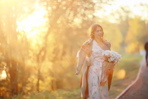 Lycklig Tjej Med Blommor Staden Sommar Foto Ung Vacker Flicka — Stockfoto