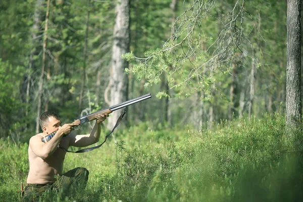 Человек Идет Охотиться Лес Летом Пейзаж Лесу Охотник Охотничьим Ружьем — стоковое фото