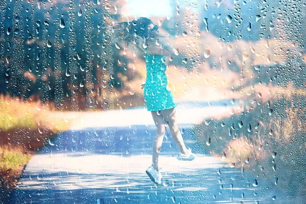 年轻的成年女孩窗外的景色在雨 雨滴玻璃温暖的秋雨季节性视图 — 图库照片