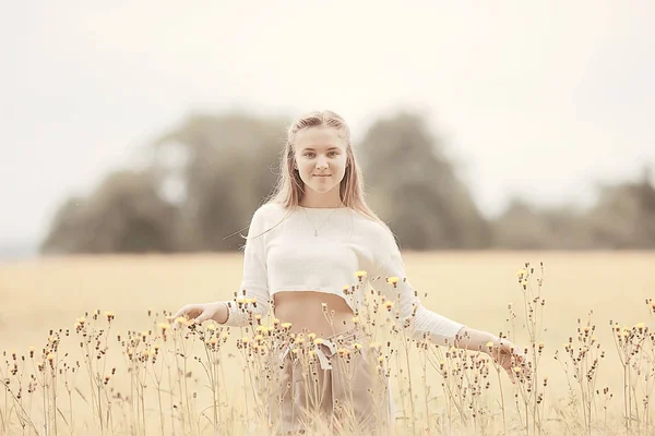 Lycklig Flicka Höst Fält Med Spikelets Landskap Vuxen Ung Flicka — Stockfoto