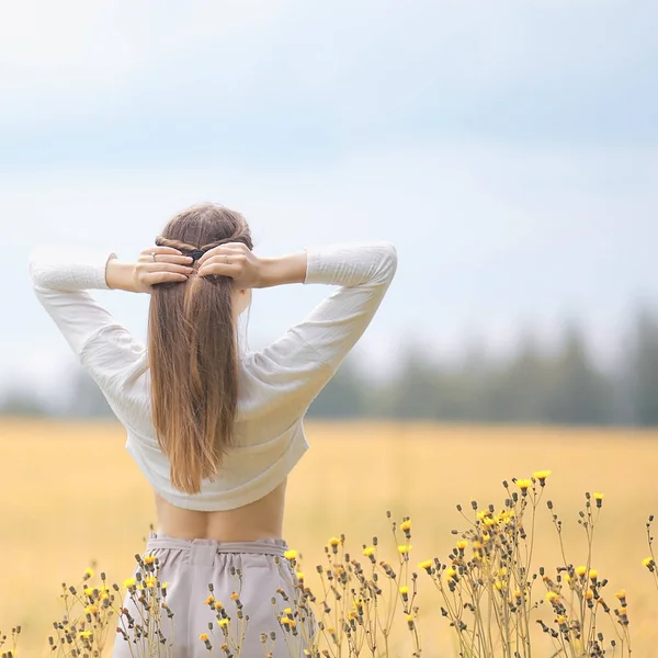 Anonym Flicka Fältvy Från Ryggen Lycka Frihet Joyful Girl Mood — Stockfoto