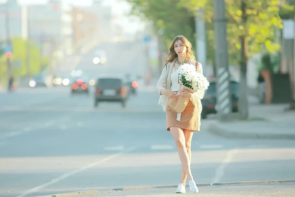 Menina Feliz Com Flores Cidade Verão Foto Jovem Menina Bonita — Fotografia de Stock