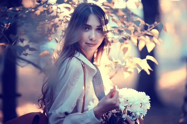 Dziewczyna Trzyma Bukiet Kwiatów Spacer Parku Romantyczny Młody Piękny Ładny — Zdjęcie stockowe