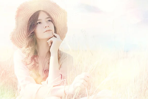 夏天画像的女孩在田里草帽 风景在黄色的麦田 普罗旺斯的乡村浪漫 — 图库照片