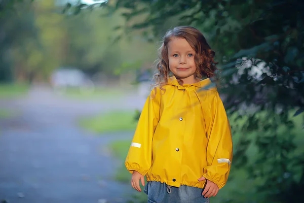 Liten Flicka Gul Regnrock Porträtt Ett Barn Höst Kläder Promenad — Stockfoto