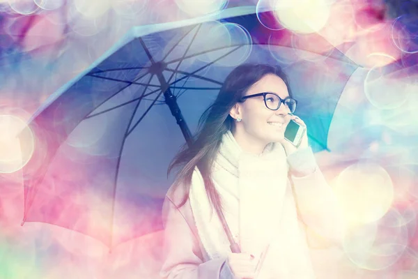 秋の雨 秋の天気予報メッセージで電話で話している女性 傘を持ったモデル — ストック写真