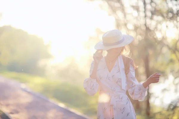 Mädchen Mit Strohhut Porträt Frühling Freiheit Konzept Frühling Ansicht Modell — Stockfoto