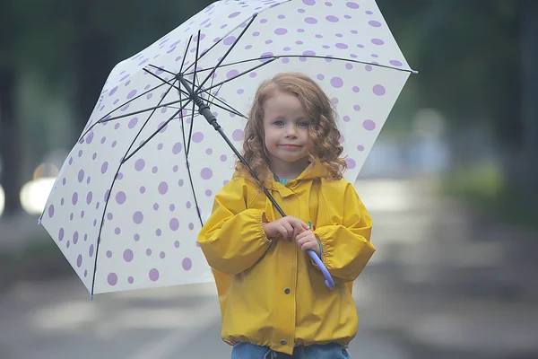 Kleines Mädchen Mit Regenschirm Kleines Kind Verregneter Herbstspaziergang Nasses Kind — Stockfoto