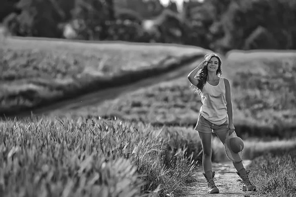年轻的快乐欧洲模型 在大自然的夏季景观散步 一个成年女孩独自 — 图库照片